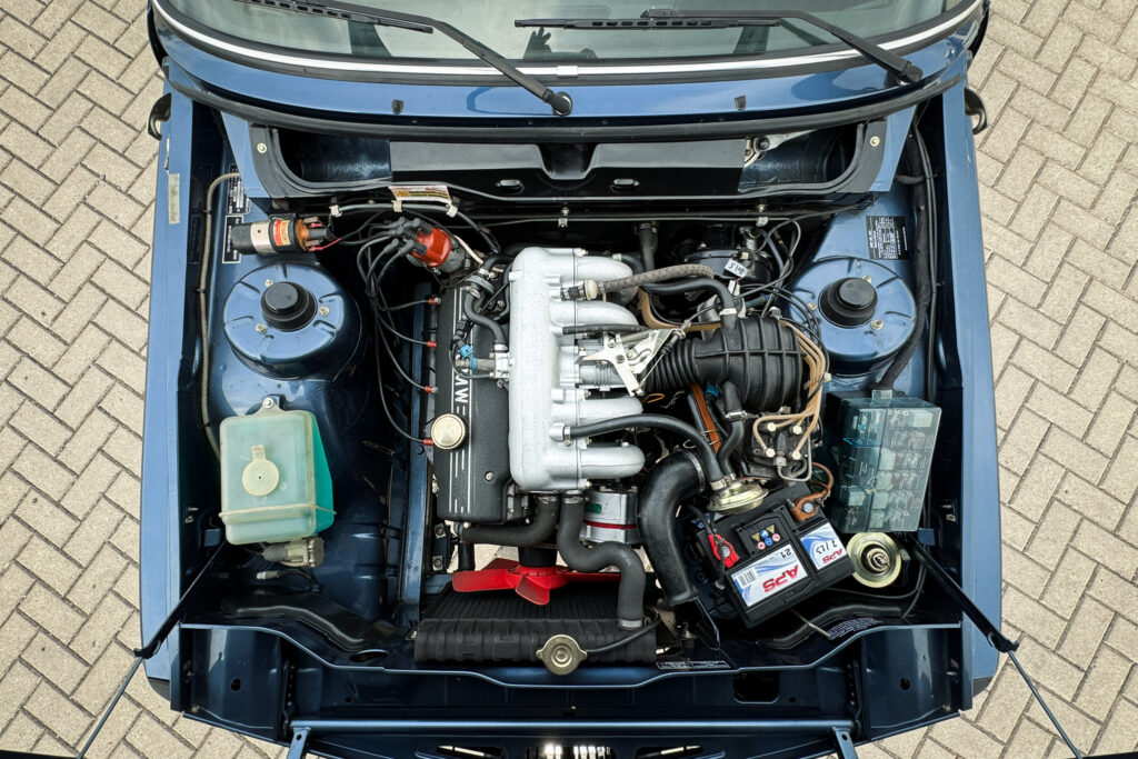 Motorraum eines BMW 320i der Baureihe E21 mit dem Vierzylinder M10 von oben
