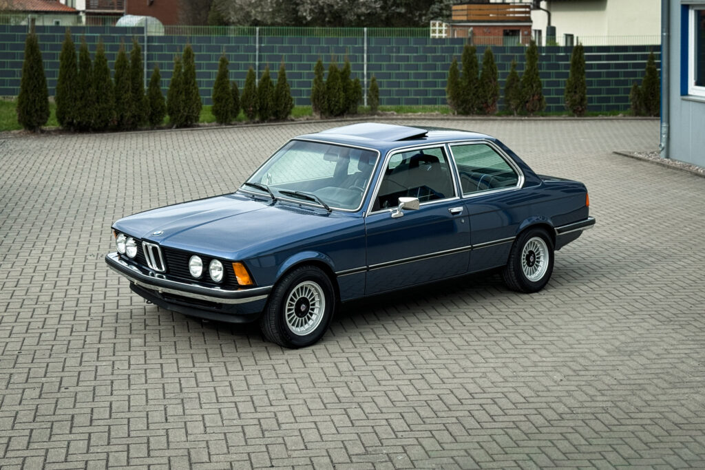 BMW 320i der Baureihe E21 in Arktisblau metallic, Dreiviertelansicht von vorn links