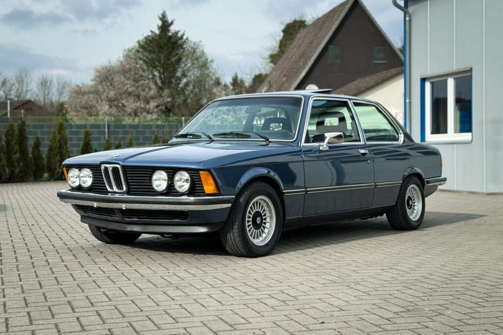 BMW 320i der Baureihe E21 in Arktisblau metallic vor einem Wohnhaus