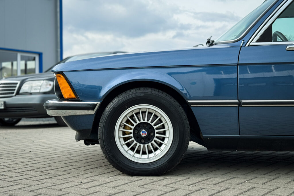 BMW 320i der Baureihe E21 in Arktisblau metallic, Dreiviertelansicht von vorn rechts