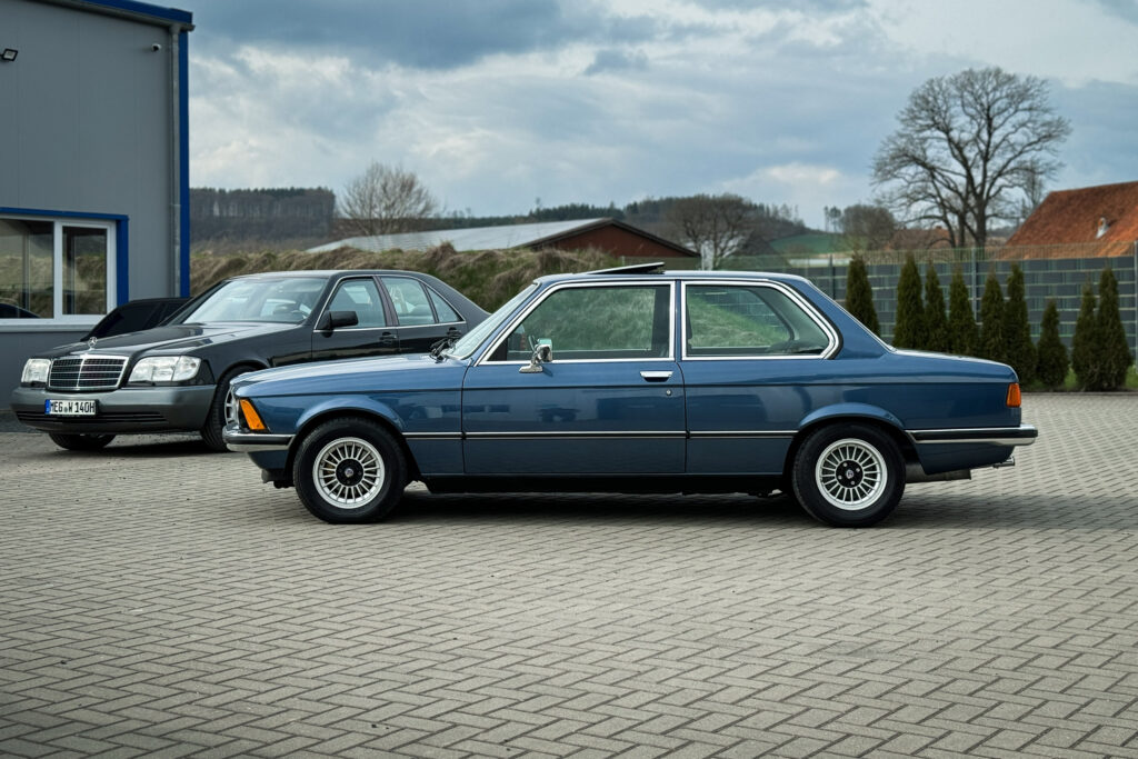 BMW 320i der Baureihe E21 in Arktisblau metallic, Seitenansicht von links