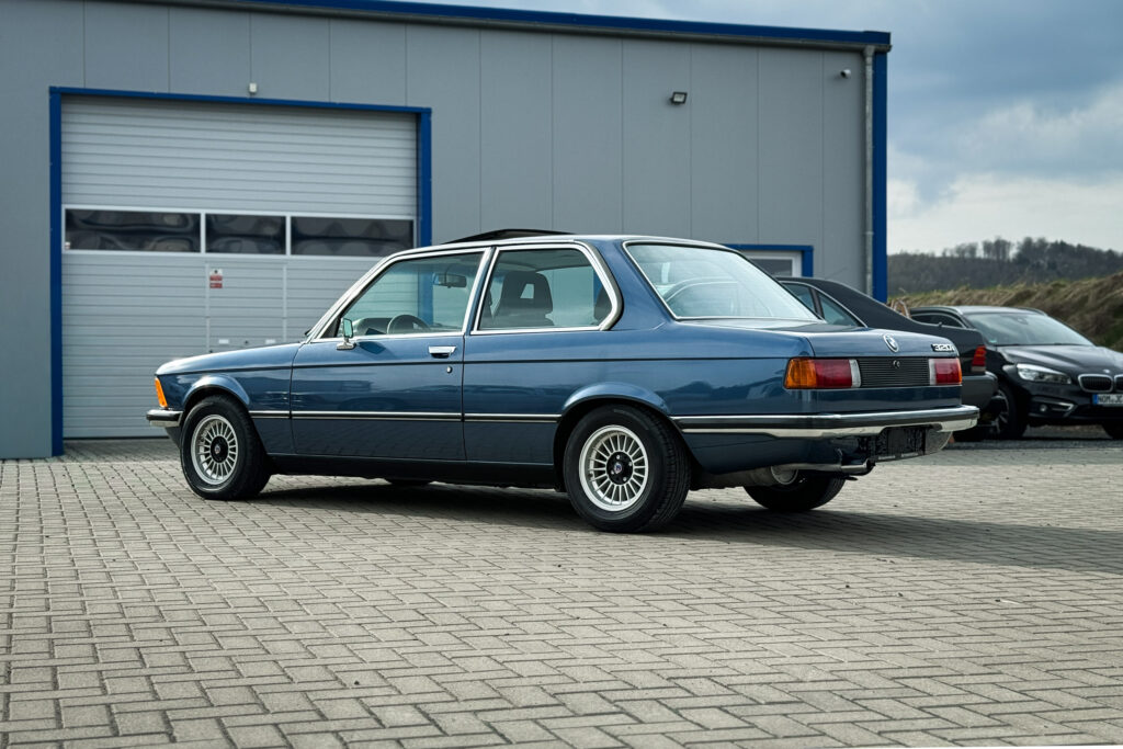 BMW 320i der Baureihe E21 in Arktisblau metallic, Seitenansicht von rechts