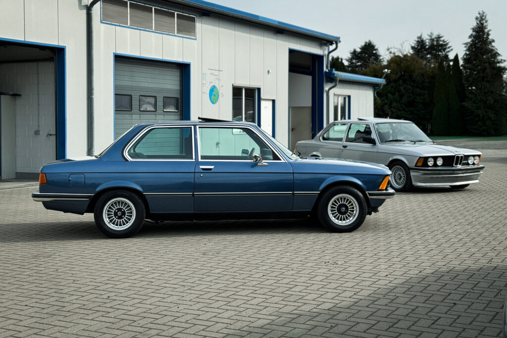 BMW 320i der Baureihe E21 in Arktisblau metallic in voller Länge von rechts