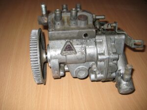 Mechanische Kugelfischer-Einspritzpumpe Typ PL 04 aus einem BMW 2002 tii
