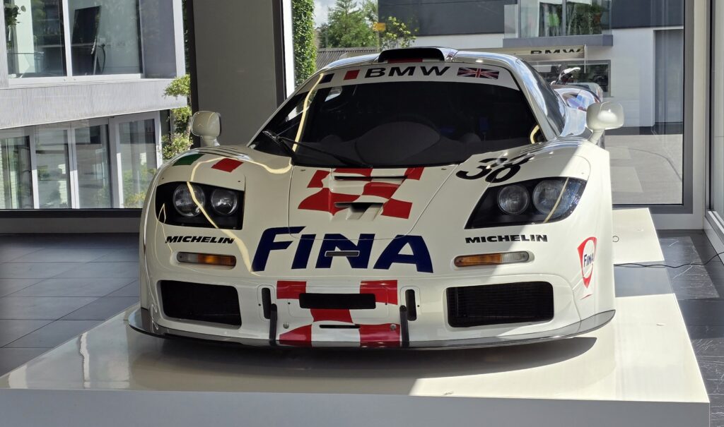 McLaren F1 GTR in FINA-Lackierung mit BMW Motorsport Bezug