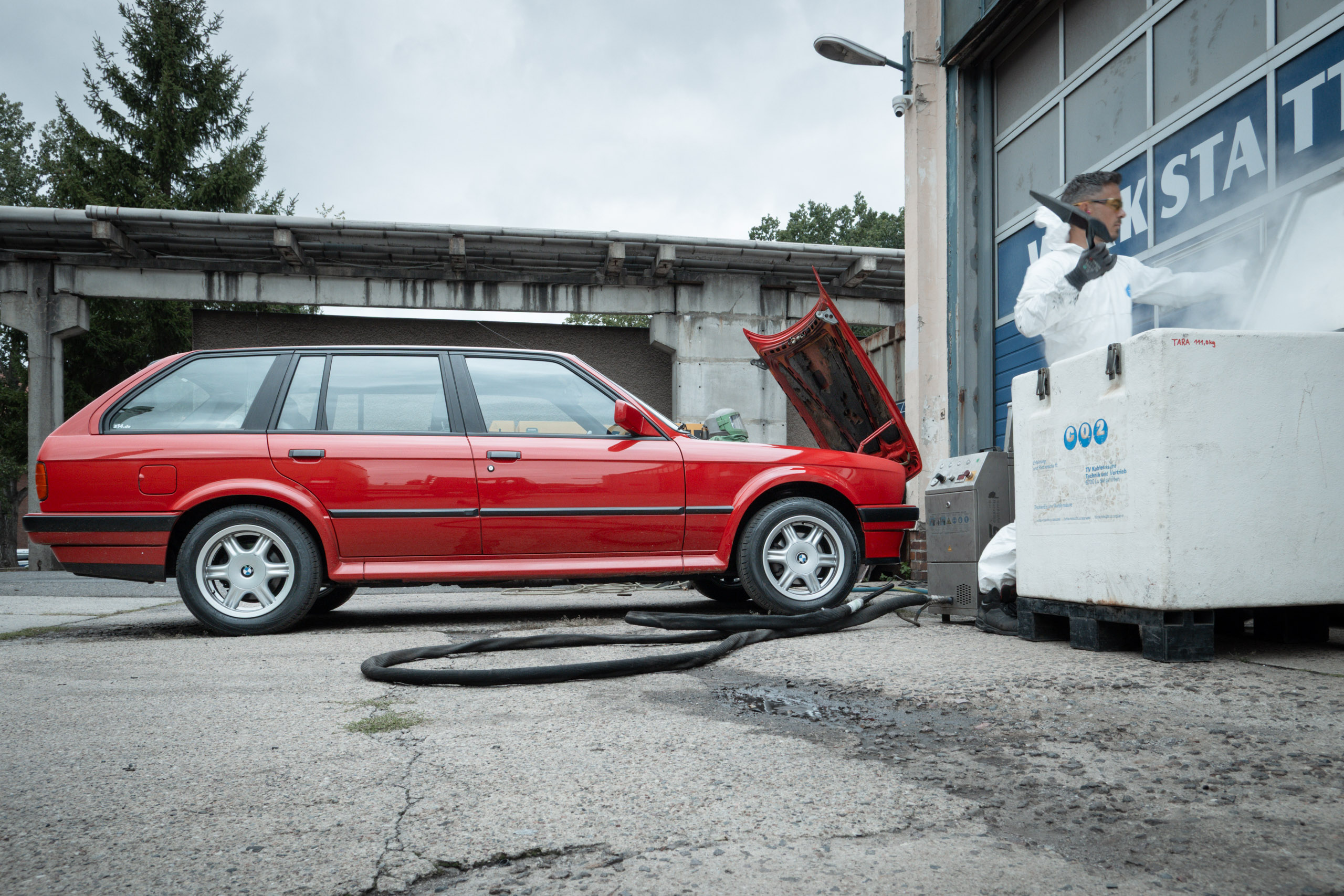 BMW 325iX E30 Touring während der Trockeneisbehandlung bei Blackwood Solutions in Berlin-Buch