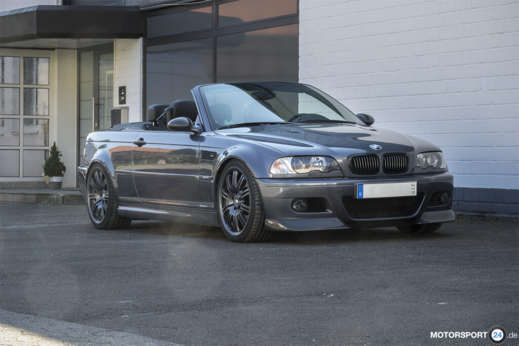 Front-Seitenansicht des offenen BMW M3 E46 Cabrio vor einer weißen Halle