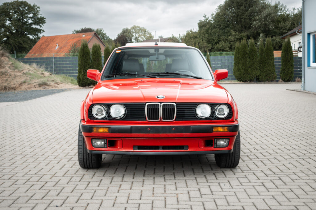 Frontal: Doppelscheinwerfer, schmale Niere, Chromstoßstange — die Form des E30, wie sie 1990 aussah, kurz vor dem Ende der Baureihe.