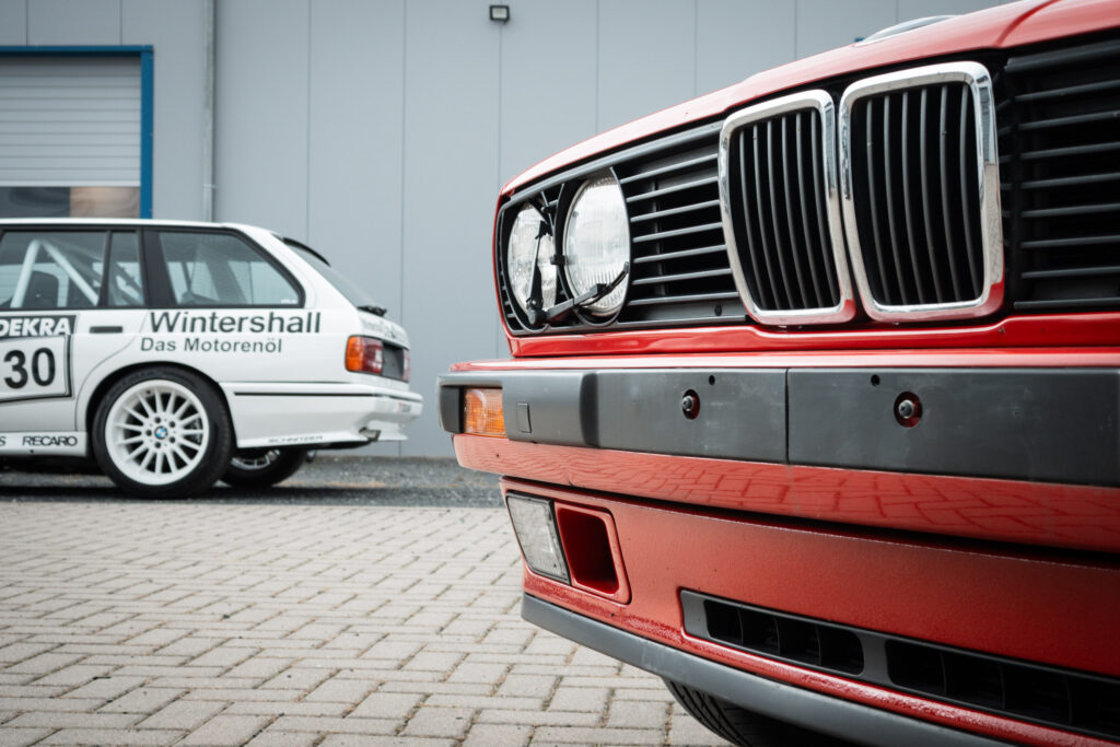 Die Niere von nah. Chrom und Lack sind original, der Kühlergrill ohne die Ermüdungsspuren, die man bei E30 dieses Alters so oft sieht.