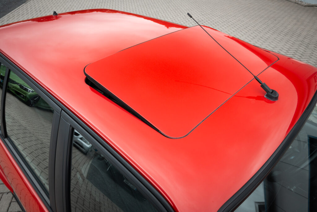 Dach und Antenne — der Touring bekam die Antenne auf dem Dach, nicht am Kotflügel.