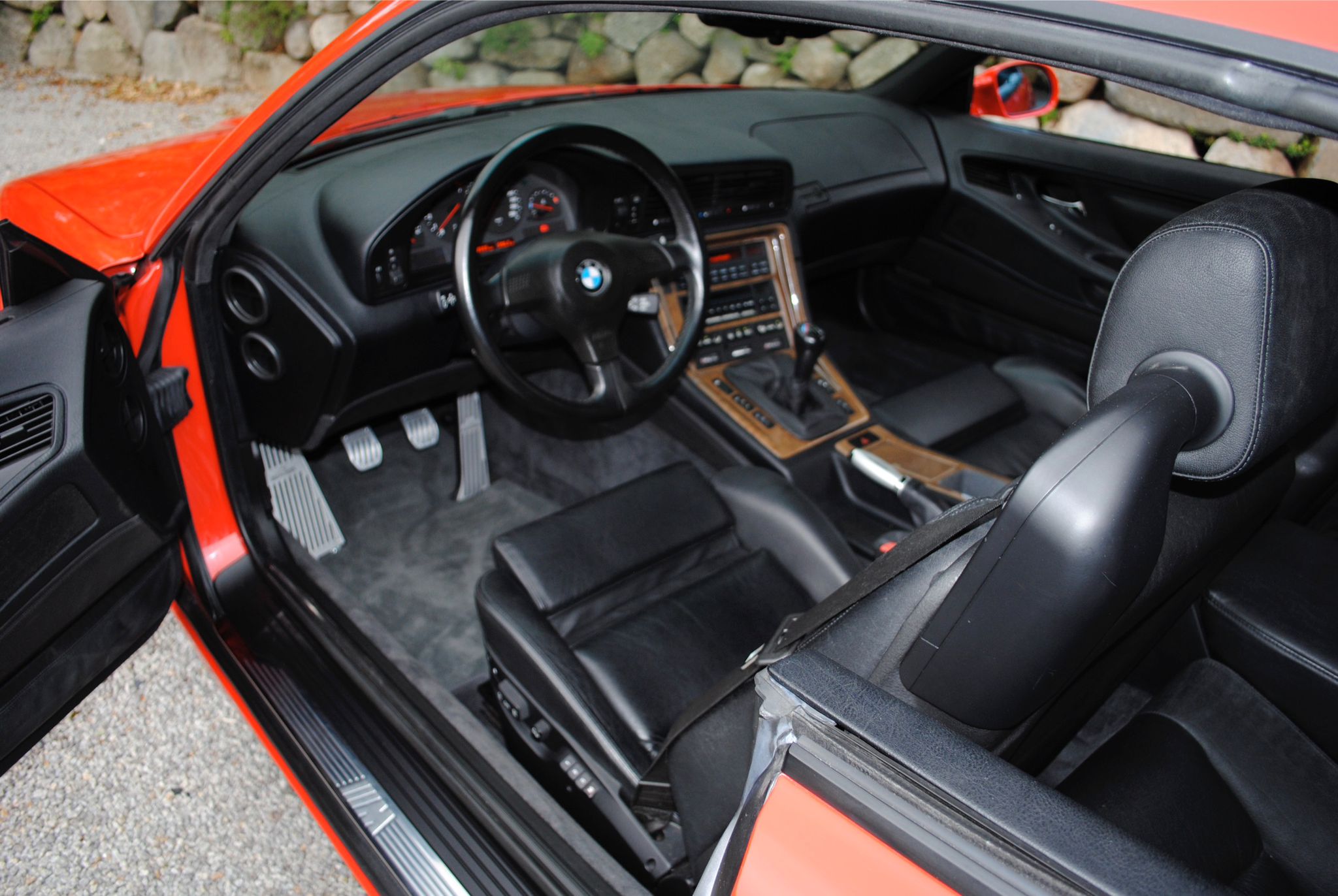 Cockpit des BMW 850CSi mit Sechsganghebel und Edelholzausführung