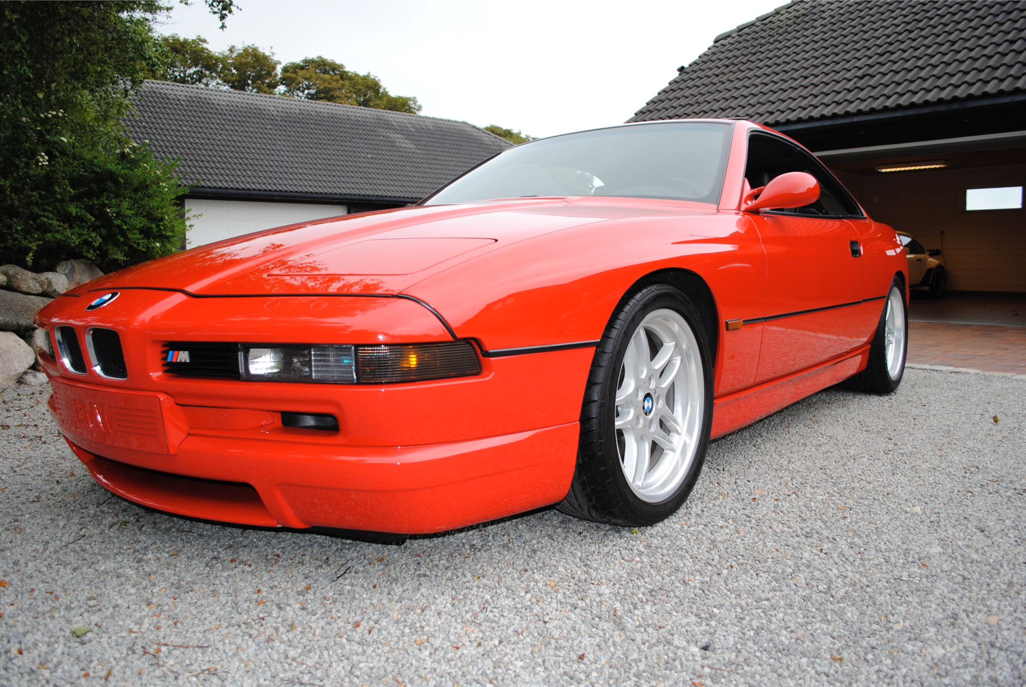 Hellroter BMW 850CSi in der Front-Dreiviertelansicht
