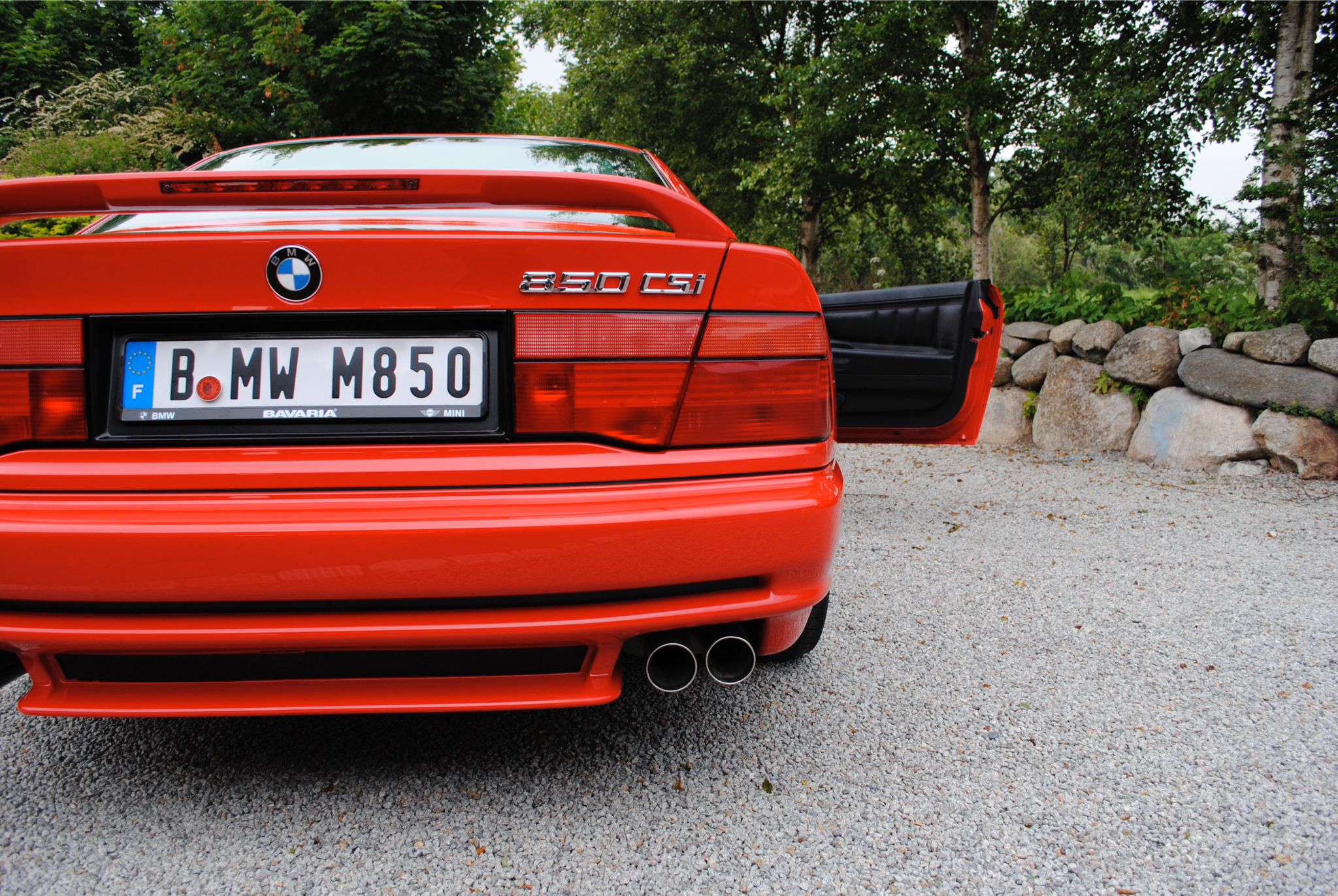 Heck eines hellroten BMW 850CSi mit Schriftzug 850 CSi