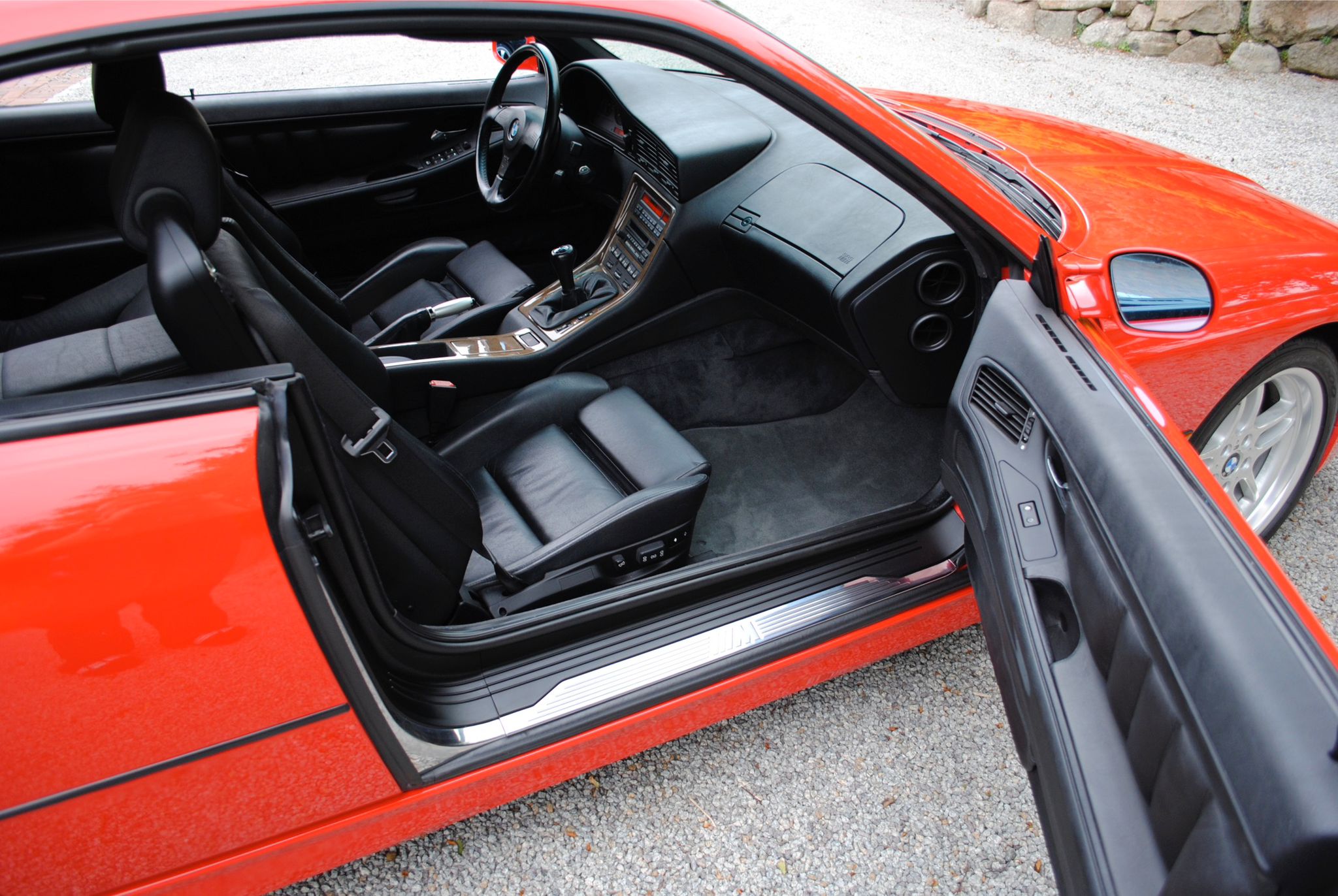 Innenraum des BMW 850CSi mit Sportsitzen durch die geöffnete Tür