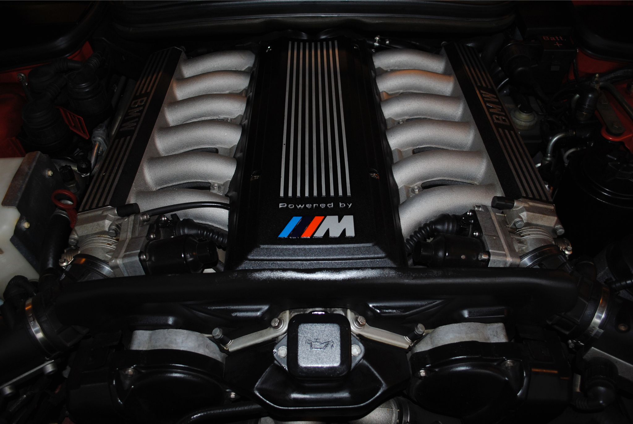 Der V12-Motor S70B56 im BMW 850CSi von oben mit Powered-by-M-Abdeckung