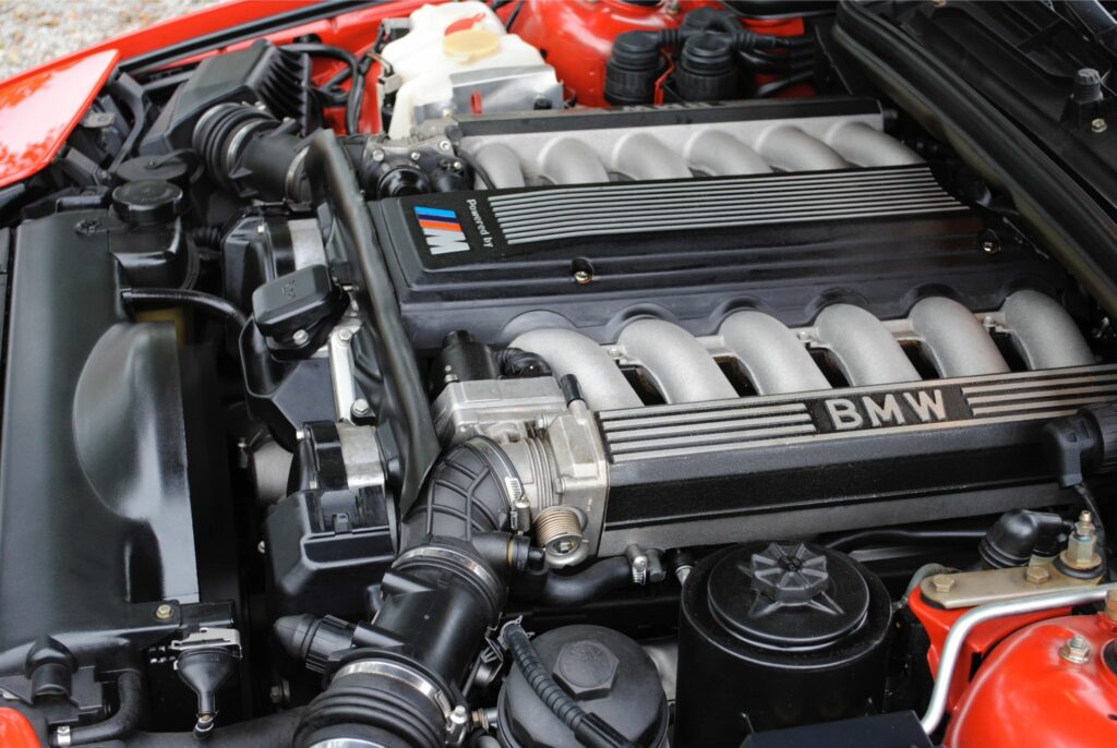 Motorraum des BMW 850CSi mit dem V12-Motor S70B56