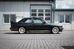 BMW M3 E30 Diamantschwarz mit S14 2,5l Airboxmotor u2013 Auu00dfen Ansicht 1